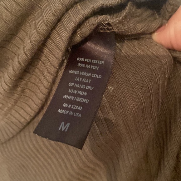 Coin 1804 Sz M Cold shoulder short sleeve hi low top - Picture 3 of 5